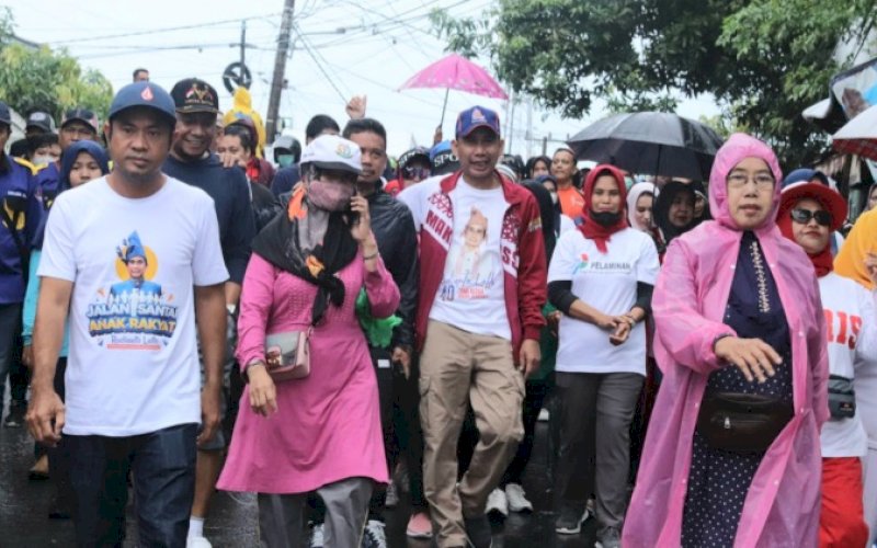 JALAN SEHAT. Founder YARI, Rudianto Lallo, yang juga Ketua DPRD Kota Makassar bersama ribuan warga Kecamatan Manggala mengikuti Jalan Sehat Anak Rakyat yang diselenggarakan YARI di Kecamatan Manggala, Kota Makassar, Minggu (25/12/2022). foto: istimewa