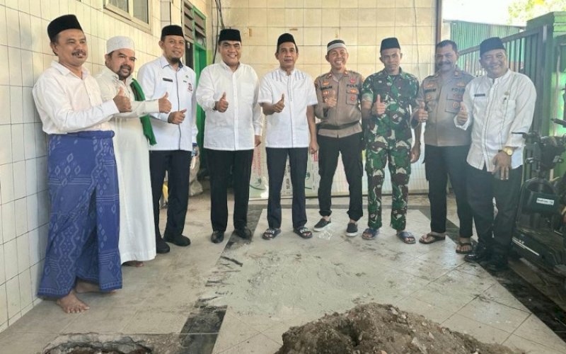 RENOVASI MASJID. Ketua DPRD Kota Makassar, Rudianto Lallo (tengah), menghadiri peletakan batu pertama renovasi Masjid Ihyatul Jamaah Lembo, Kota Makassar, Jumat (9/12/2022). foto: istimewa