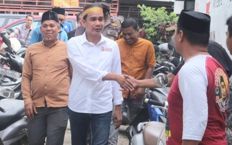MENYAPA. Ketua DPRD Kota Makassar, Rudianto Lallo, menyapa warga saat reses Kecamatan Tallo, Kota Makassar, Minggu (4/12/2022). foto: istimewa