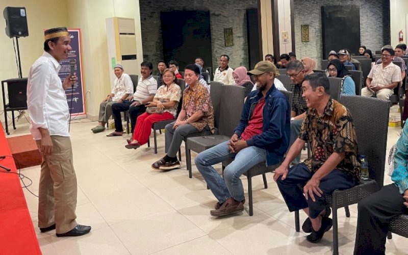 SILATURAHMI. Ketua DPRD Kota Makasar, Rudianto Lallo, memenuhi undangan silaturahmi dengan pejabat Ketua RT dan RW serta puluhan tokoh masyarakakat se-Kecamatan Biringkanaya, Kota Makassar, Minggu (18/12/2022). foto: istimewa