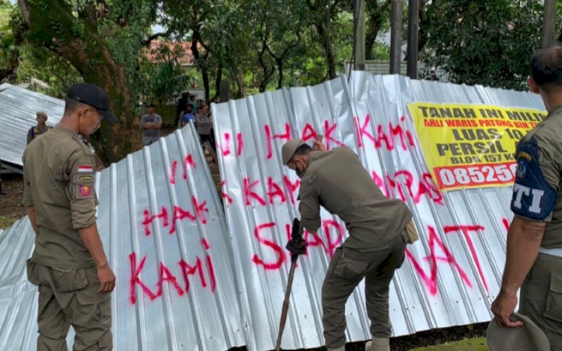 PENERTIBAN. Satpol PP Provinsi Sulsel berhasil melakukan penertiban di sekitar lokasi IKBH yang terletak di Jl Perintis Kemerdekaan, Kelurahan Pai, Kecamatan Biringkanaya, Kota Makassar, Senin (19/12/2022). foto: istimewa