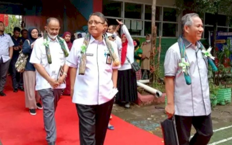 BERKUNJUNG. Kepala Balitbangda Kota Makassar, Andi Bukti Djufrie (tengah) bersama para juri IMA 2022 berkunjung ke SD Negeri Kompleks Sambung Jawa, Rabu, (30/11/2022). foto:istimewa