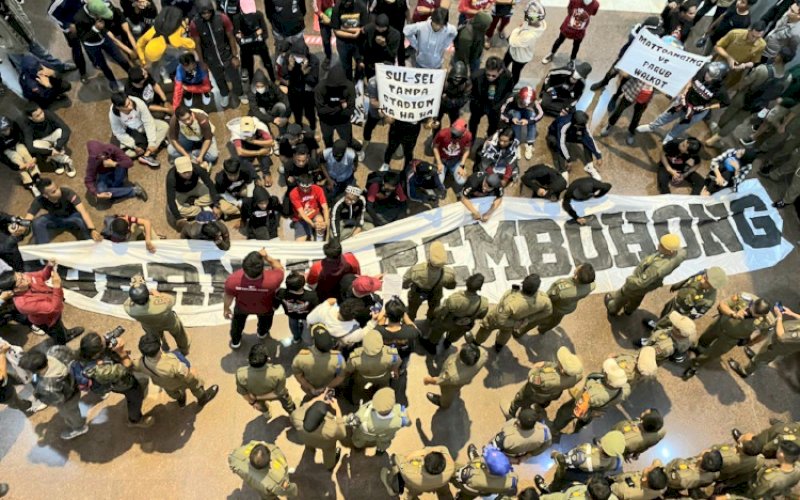 UNJUK RASA. Sekelompok massa mengaku sebagai suporter PSM Makassar berunjuk rasa dan merusak sejumlah fasilitas di Kantor Gubernur Sulsel, Jl Urip Sumoharjo, Kota Makassar, Senin (5/12/2022). foto: istimewa