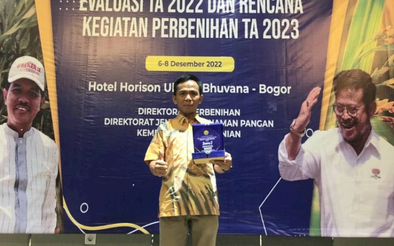 PENGHARGAAN. Unit Pelaksana Teknis (UPT) Balai Benih Dinas Tanaman Pangan, Holtikultura dan Perkebunan Sulsel berhasil menjadi UPT Benih Terbaik kedua secara nasional 2022 dari Direktorat Perbenihan Tanaman Pangan, Dirjen Tanaman Pangan, Kementerian Pertanian, yang diserahkan di Bogor, Selasa (6/12/2022). foto: istimewa