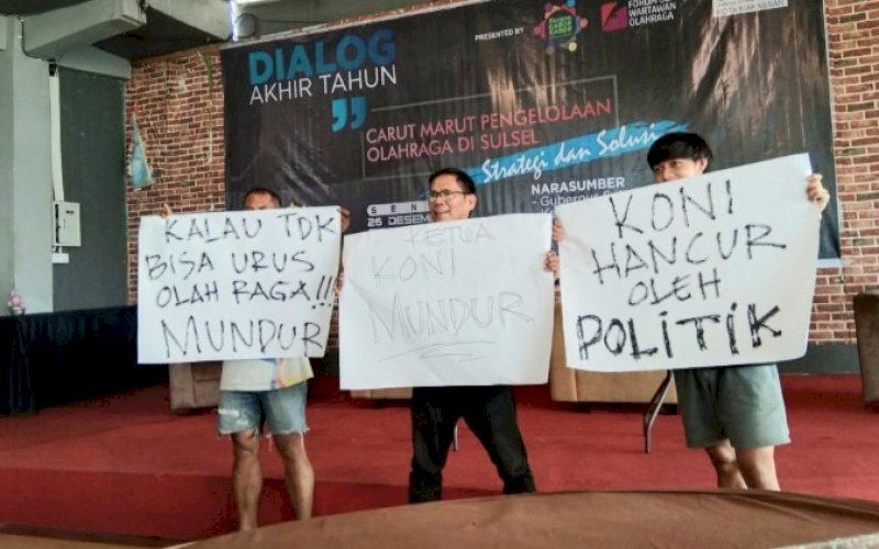 DESAKAN MUNDUR. Sejumlah pengurus cabang olahraga Sulsel memperlihatkan panflet desakan meminta Yasir Machmud legowo mundur sebagai Ketua Umum KONI Provinsi Sulsel dan segera melaksanakan Musorprovlub KONI Sulsel pada dialog akhir tahun bertema 'Carut Marut Pengelolaan Olahraga di Sulsel' di Cafe Ombak, Makassar, Senin (26/12/2022). foto: istimewa