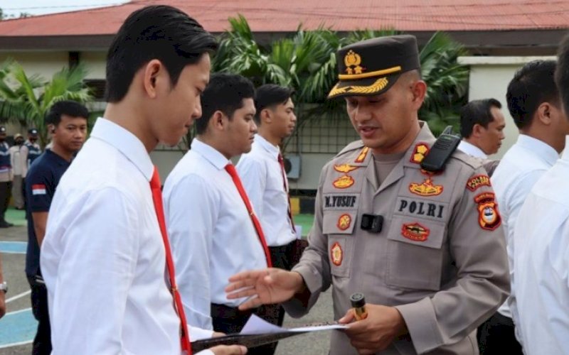 PENGHARGAAN. Kapolres Palopo, AKBP Muh Yusuf Usman, memberikan penghargaan kepada 16 personel saat memimpin upacara pemberian reward bertempat di Halaman Mapolres Palopo, Senin (5/12/2022). foto: istimewa