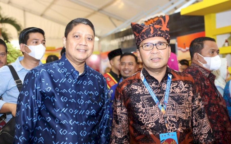 AMBIL PERAN. Wali Kota Makassar, Moh Ramdhan Pomanto (kanan) didampingi Kepala Balitbangda Makassar, Andi Bukti Djufrie pada penyelenggaraan Apeksi di Padang, Selasa, (9/08/2022). foto: istimewa