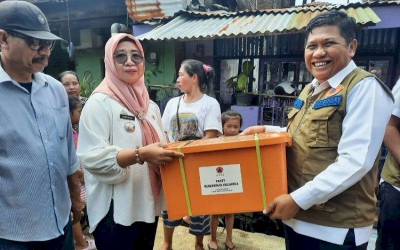 BANTUAN. Kepala Pelaksana BPBD Provinsi Sulsel, Amson Padolo, menyerahkan bantuan Pemprov Sulsel untuk korban kebakaran di Jl Nuri, Lorong 300, Kelurahan Mariso, Kecamatan Mariso, Kota Makassar, Rabu (18/1/2023). foto: istimewa