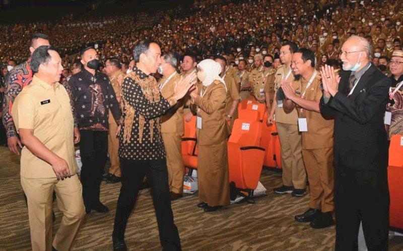 RAKORNAS. Gubernur Sulsel Andi Sudirman Sulaiman menyapa Presiden RI Joko Widodo saat menghadiri Rakornas Kepala Daerah dan FKPD Se-Indonesia 2023 di Sentul International Convention Center (SICC), Sentul City, Bogor, Jawa Barat, Selasa (17/1/2023). foto: istimewa