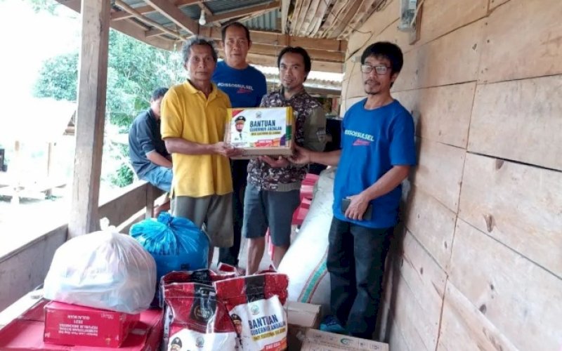 BANTUAN. Pemprov Sulsel melalui Dinas Sosial menyalurkan bantuan logistik ke korban kebakaran dan angin puting beliung di Kabupaten Tana Toraja, Selasa (24/1/2023). foto: istimewa