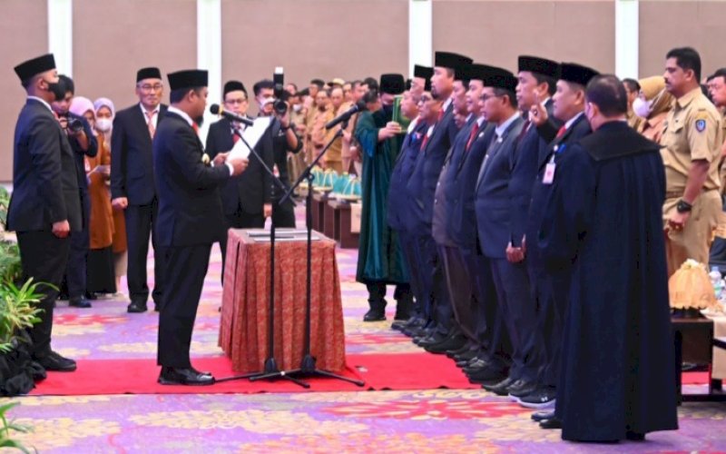 PELANTIKAN. Gubernur Sulsel, Andi Sudirman Sulaiman, melantik sepuluh Pejabat Tinggi Pratama (Eselon II) Lingkup Pemerintah Provinsi (Pemprov) Sulsel di Hotel Claro Makassar, Senin (2/1/2023). foto: istimewa