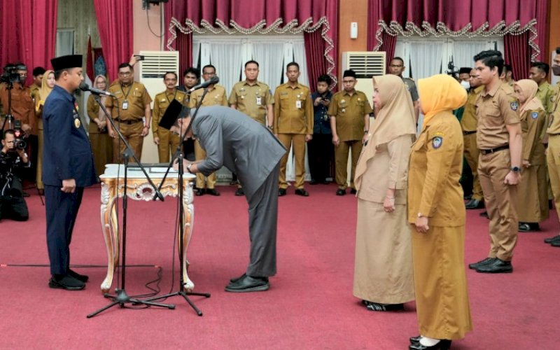 PELANTIKAN. Gubernur Sulsel, Andi Sudirman Sulaiman, melantik 23 orang Pejabat Eselon III (Administrator) dan sebanyak 207 orang Kepala SMA, SMK, dan SLB Negeri Lingkup Sulsel secara hybrid di Baruga Karaeng Pattingalloang, Kompleks Rumah Jabatan Gubernur, Senin (30/1/2023). foto: istimewa