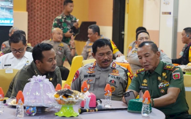 PERGANTIAN TAHUN. Gubernur Sulsel Andi Sudirman Sulaiman (ki-ka), Kapolda Sulsel Irjen Pol Nana Sujana, dan Pangdam XIV/Hasanuddin Mayjen TNI Totok Imam Santoso saat melaporkan perkembangan situasi Kamtibmas malam pergantian tahun secara virtual kepada Kapolri dan Panglima TNI di Aula Mappa Oddang Mapolrestabes Kota Makassar, Sabtu (31/12/2022). foto: istimewa