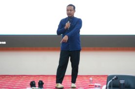 Kenakan Sepatu Produk UMKM Maros, Gubernur Sulsel: Kualitasnya Bagus