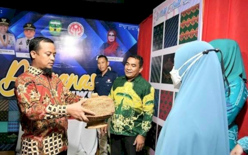 UMKM. Gubernur Sulsel, Andi Sudirman Sulaiman, terus mendorong pengembangan dalam meningkatkan kualitas Usaha Mikro Kecil&nbsp; dan Mengah (UMKM). foto: istimewa