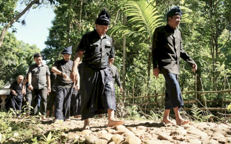 ADAT KAJANG. Bupati Bulukumba, Andi Muchtar Ali Yusuf (kiri), mengenakan pakain warna hitam simbol budaya adat Ammatoa Kajang. Pemkab Bulukumba mengimbau untuk mengenakan pakaian hitam-hitam untuk memperkenalkan budaya adat Ammatoa Kajang, sebagai bagian dari memperingati Hari Jadi Kabupaten Bulukumba Ke-63. foto: istimewa