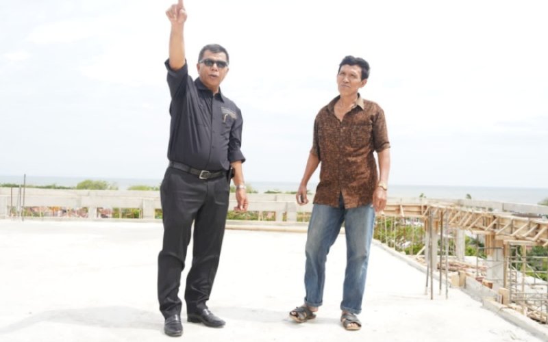 PENINJAUAN. Bupati Bulukumba, Andi Muchtar Ali Yusuf (kiri), meninjau lokasi rencana penempatan Kapal Pinisi di atas Kantor Satu Atap, Selasa (3/1/2023). foto: istimewa