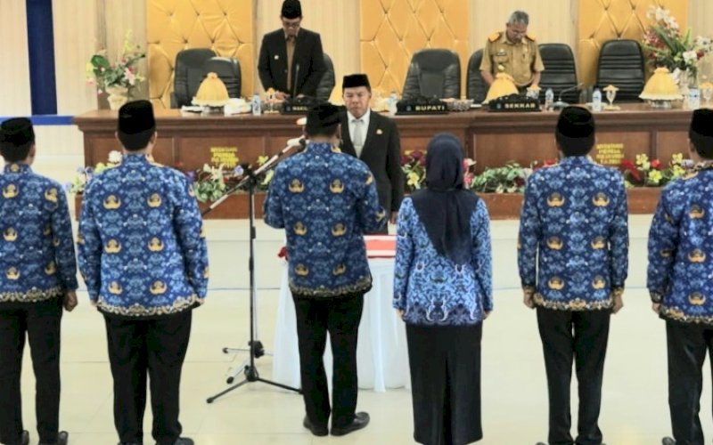 PELANTIKAN. Bupati Bulukumba, Andi Muchtar Ali Yusuf, melantik 176 pejabat fungsional di Ruang Pola Kantor Bupati Bulukumba, Senin (2/1/2023). foto: istimewa