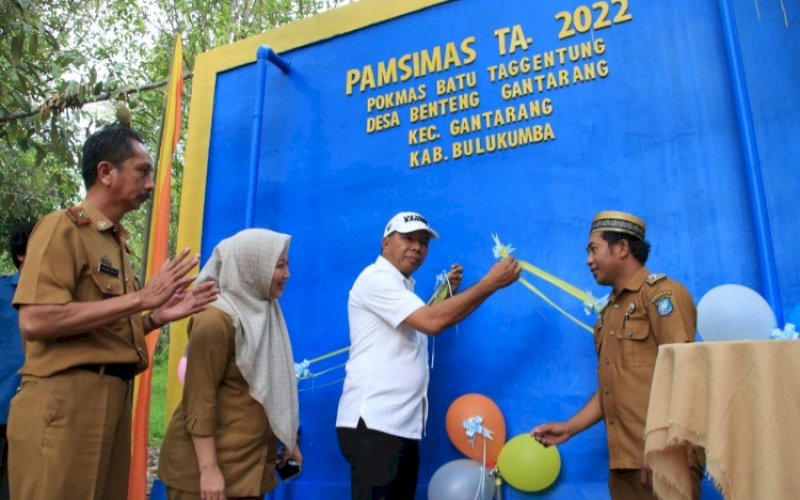 PERESMIAN. Bupati Bulukumba, Andi Muchtar Ali Yusuf, meresmikan Pamsimas Tahun Anggaran 2022 di Dusun Bonto Bulaeng, Desa Benteng Gantarang, Kecamatan Gantarang, Kabupaten Bulukumba, Selasa (24/1/2023). foto: istimewa