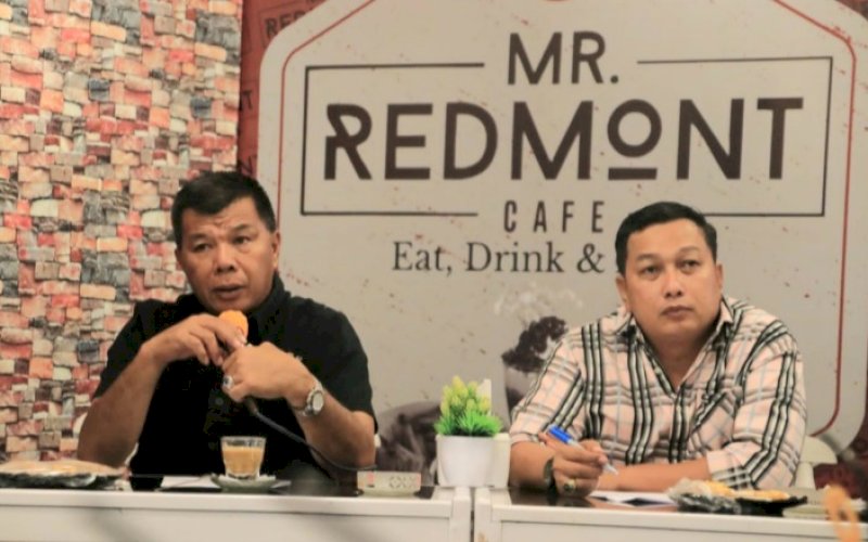 BERI KETERANGAN. Bupati Bulukumba Andi Muchtar Ali Yusuf (kiri) didampingi Kepala Dinas Kominfo dan Persandian Kabupaten Bulukumba Rudy Ramlan memberikan keterangan saat Coffee Night bersama puluhan awak media dalam refleksi Bulukumba 2022 di Mr Redmont Cafe, Kota Bulukumba, Senin (2/1/2023). foto:&nbsp; istimewa
