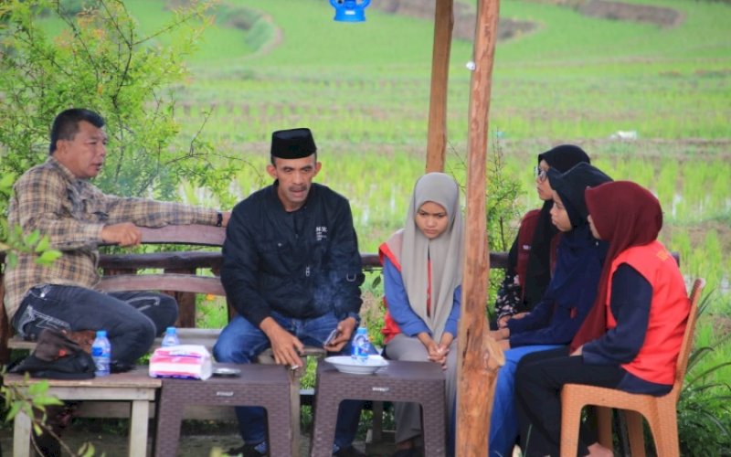 DISKUSI SANTAI. Bupati Bulukumba, Andi Muchtar Ali Yusuf (kiri), berbincang dengan mahasiswa KKN Unhas dan UMB bersama dengan Kepala Desa Oro Gading Muh Nasir dan Sekcam Kindang Nurdin di Cafe Sawah Baturapa, Kecamatan Kindang, Senin (23/1/2023). foto: istimewa