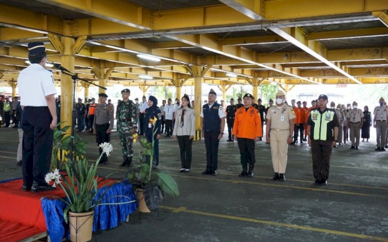 APEL. Kepala Kantor Otoritas Pelabuhan (OP) Utama Makassar, Hernadi Tri Cahyanto, memimpin apel bersama seluruh stakeholder di Car Terminal Pelabuhan Makassar, Senin (9/1/2023). foto: istimewa