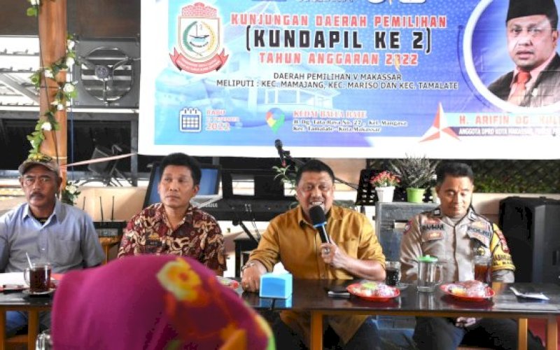 DIALOG. Anggota DPRD Kota Makassar, Arifin Dg Kulle, melakukan dialog bersama warga di sela-sela peninjaun jalan dan drainase, saat Kunjungan Derah Pemilihan (Kundapil), Rabu (21/12/2022). foto: istimewa
