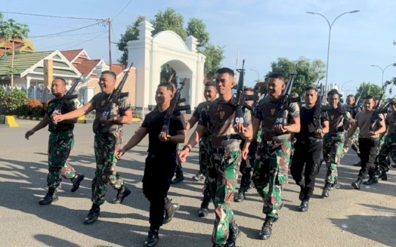 LATIHAN. Ratusan aparat gabungan terdiri dari personel Korem 141 Toddopuli, Kodim 1407, Denpom XIV/1, Brimob Batalyon C Pelopor, Polres Bone, Basarnas, Satpol PP, dan BPBD Kabupaten Bone latihan bersama di Lapangan Merdeka, Kota Watampone, Selasa (10/1/2023). foto: istimewa