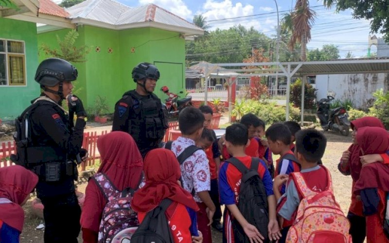 PATROLI. Batalyon C Pelopor Satbrimob Polda Sulsel mengintensifkan Patroli Kamtibmas ke sejumlah lokasi di Kota Watampone, Kabupaten Bone, khususnya Sekolah Dasar (SD) untuk memastikan situasi sekolah sekaligus memberikan imbauan atau berkomunikasi langsung dengan para guru, orang tua maupun murid terkait maraknya isu penculikan anak. foto: istimewa