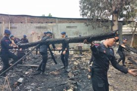 Brimob Bone Bersihkan Lokasi Kebakaran di Biru