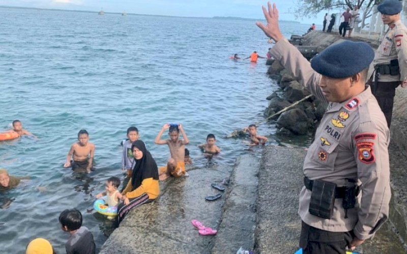 PATROLI. Personel Brimob Bone melaksanakan Patroli Kamtibmas dengan menyasar tempat keramaian yang ada di Kabupaten Bone, Minggu (29/1/2023). foto: istimewa