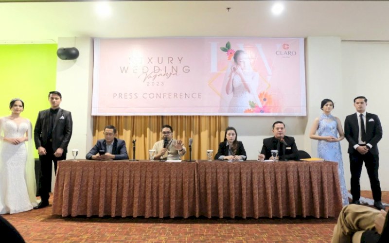 BERI KETERANGAN. Marcom Manager Claro Makassar, Ricwan Wahyudi (keempat kiri), bersama tim memberikan keterangan rencana pelaksanaan Wedding Expo Luxury Wedding Vaganza 2023 di Claro Makassar, Kamis (5/1/2023). foto: istimewa