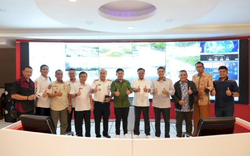 KUNJUNGAN. Wakil Ketua DPRD Provinsi Jabar, Oleh Soleh, bersama rombongan melakukan kunjungan di Command Center Pemkot Makassar yang berada di Lantai 10 Balai Kota Makassar, Rabu (18/1/2023). foto: istimewa