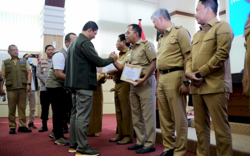 BANTUAN DSP. Wali Kota Makassar Moh Ramdhan Pomanto bersama 14 kabupaten/kota lainnya di Sulsel menerima bantuan Dana Siap Pakai (DSP) dari Badan Nasional Penanggulangan Bencana (BNPB) yang diserahlan langsung Kepala BNPB Letnan Jenderal TNI Suharyanto, Senin (9/1/2023).&nbsp; foto: istimewa