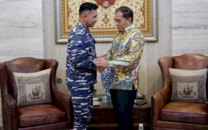 PERTEMUAN. Wali Kota Makassar Moh Ramdhan Pomanto menerima kunjungan dari Komandan Gugus Tempur Laut (Danguspurla) Koarmada II Laksma TNI Deny Prasetyo di Kediaman Pribadinya, Jl Amirullah, Kota Makassar, Kamis (5/1/2023). foto: istimewa