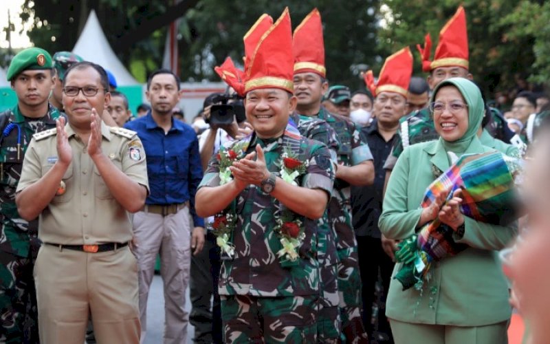 SAMBUTAN. Wali Kota Makassar Moh Ramdhan Pomanto menyambut kedatangan KSAD Jenderal TNI Dudung Abdurachman di Balai Kota Makassar, Rabu (11/1/2023). foto: istimewa