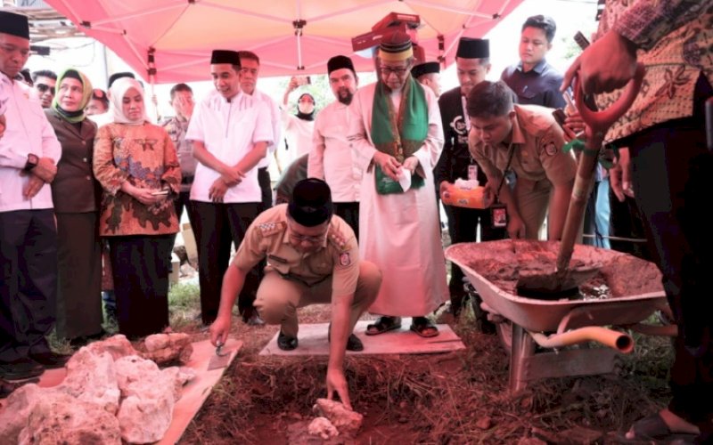 PELETAKAN BATU. Wali Kota Makassar Moh Ramdhan Pomanto diskasikan Ketua DPRD Kota Makassar Rudianto Lallo melakukan Peletakan Batu Pertama Pembangunan Gedung Baru Kantor Cabang Pengurus (NU) Kota Makassar, Senin (2/1/2023). foto: istimewa