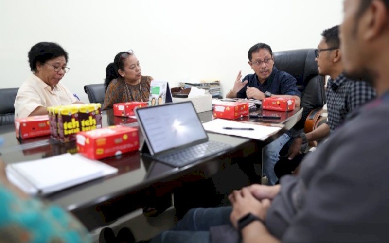 PERTEMUAN. USAID IUWASH Tangguh menemui Sekda Kota Makassar, Muh Ansar, di Balai Kota Makassar, Jumat (13/1/2023). foto: istimewa