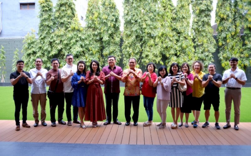 SILATURAHMI. Wali Kota Makassar Moh Ramdhan Pomanto bersama Ketua DPRD Kota Makassar Rudianto Lallo saat menyambangi kediaman penasehat hukum papan atas Lucas pada perayaan Imlek 2023, Senin (23/1/2023). foto: istimewa