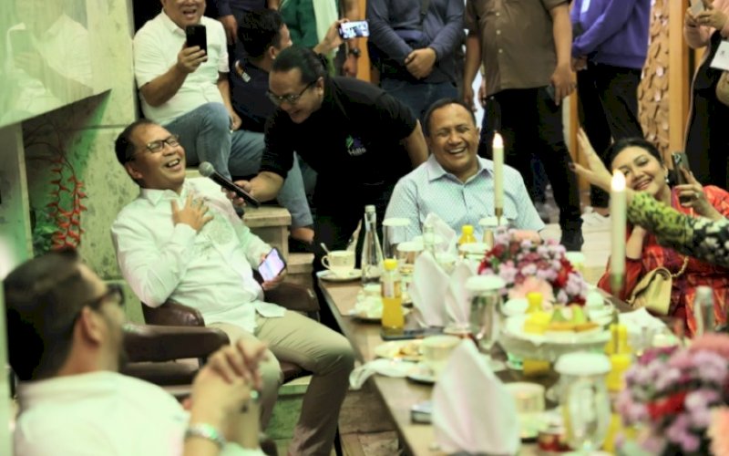 JAMUAN. Wali Kota Makassar, Moh Ramdhan Pomanto, mengadakan jamuan makan malam bersama artis dan panitia konser Semua Jadi Satu di Kediaman Pribadinya, Jl Amirullah, Kota Makassar, Selasa (24/1/2023). foto: istimewa