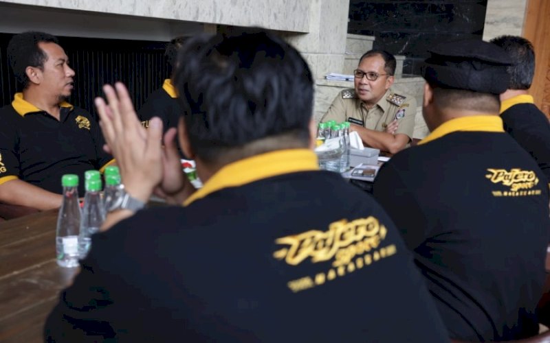 AUDIENSI. Wali Kota Makassar, Moh Ramdhan Pomanto, menerima kunjungan komunitas Pajero Sport Makassar dalam rangka pelaksanaan Anniversary Ke-3, di kediamannya, Jl Amirullah, Kota Makassar, Selasa (10/1/2023). foto: istimewa