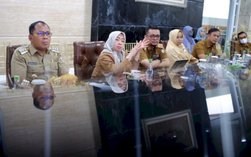 RAKOR. Wali Kota Makassar, Moh Ramdhan Pomanto, memimpin Rapat Koordinasi (Rrakor) terkait pengendalian inflasi 2023, Senin (9/1/2023). foto: istimewa