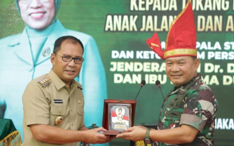 SAMBUTAN. Wali Kota Makassar Moh Ramdhan Pomanto menyambut kunjungan KSAD Jenderal TNI Dudung Abdurachman di Balai Kota Makassar, Rabu (11/1/2023). foto: istimewa