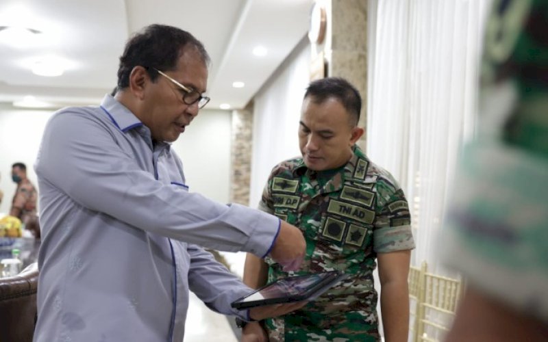 PERSIAPAN. Wali Kota Makassar Moh Ramdhan Pomanto menerima kunjungan Tim Advance Kodam dan Dandim 1408/MKS dalam rangka persiapan rencana kedatangan KSAD Jenderal TNI Dudung Abdurachman di kediamannya, Jl Amirullah, Kota Makassar, Jumat (6/1/2023). foto: istimewa