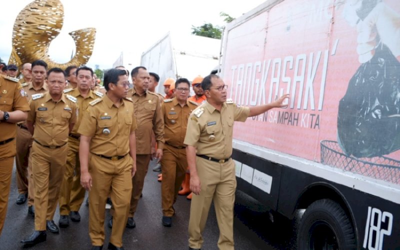 SIDAK. Wali Kota Makassar, Moh Ramdhan Pomanto, melakukan inspeksi atau pengecekan kondisi unit mobil Tangkasaki' (Truk Angkutan Sampah Kita) di Centre Point of Indonesia (CPI) Makassar, Senin (9/1/2023). foto: istimewa