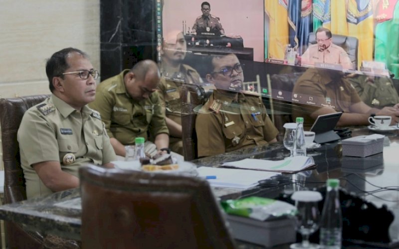 RAPAT. Wali Kota Makassar, Moh Ramdhan Pomanto, mengikuti Rapat Koordinasi Nasional secara virtual dalam rangka Pengendalian Inflasi Daerah oleh Ditjen Bina Pembangunan Daerah Kemendagri RI di kediamannya Jl Amirullah, Kota Makassar, Selasa (24/1/2023). Turut hadir Mendagri RI, Tito Karnavian. foto: istimewa