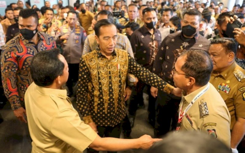 BINCANG. Presiden Joko Widodo, Menteri Dalam Negeri Tito Karnavian, dan Wali Kota Makassar Moh Ramdhan Pomanto berbincang di sela-sela Rakornas Kepala Daerah dan dan Forum Komunikasi Pimpinan Daerah Se-Indonesia 2023 di SICC, Sentul City, Bogor, Jawa Barat, Selasa (17/1/2023). foto: istimewa