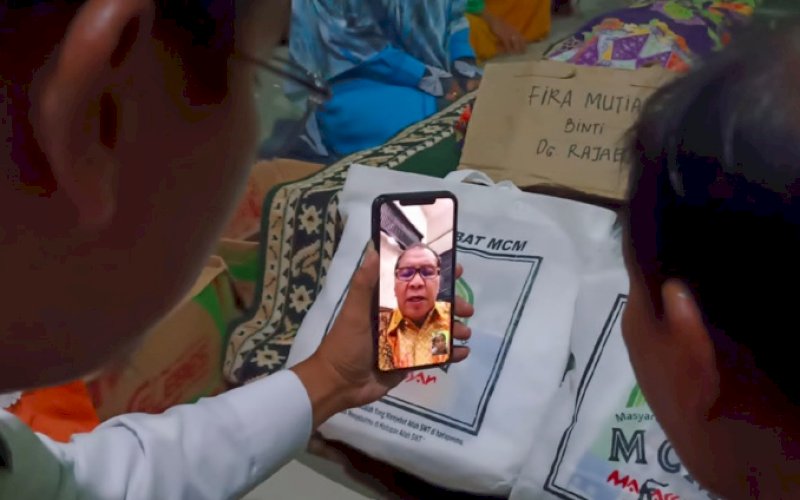 VIDEO CALL. Wali Kota Makassar, Moh Ramdhan Pomanto, melakukan video call dengan Dg Rajab, suami sekaligus ayah dari almarhumah Nursiah (45) dan Fira Mutiara (8), yang meninggal akibat pohon tumbang, Rabu (4/1/2023). foto: istimewa