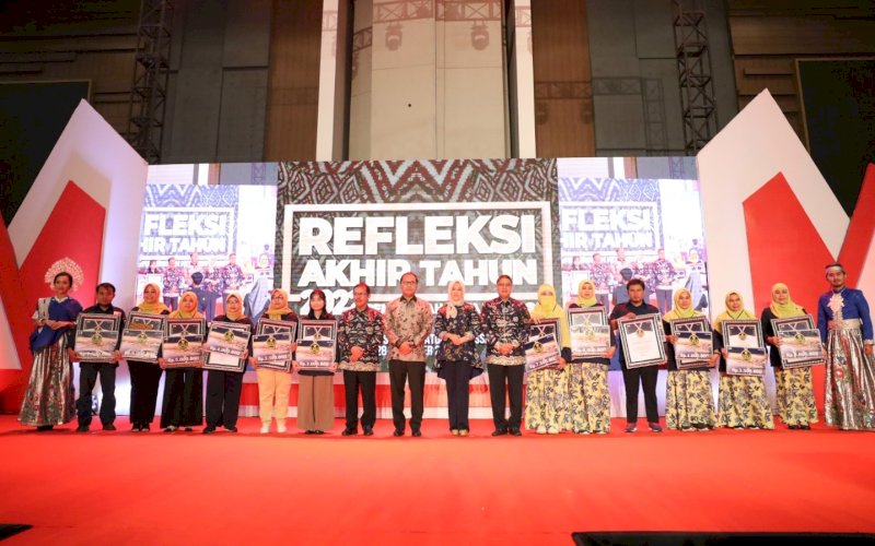 PEMENANG. Peraih inovasi terbaik berfoto bersama Wali Kota Makassar pada kegiatan Refleksi Akhir Tahun, di Hotel Fours Point by Sheraton, Makassar, Rabu malam, (28/12/2022). foto:istimewa