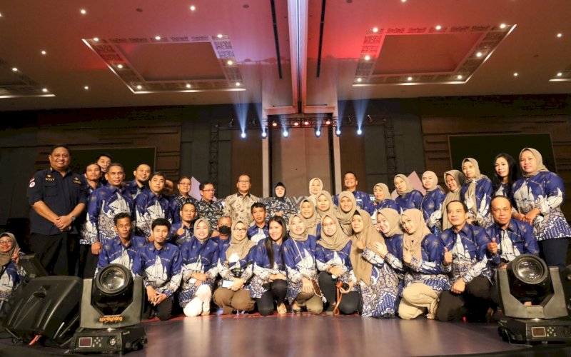 PERUBAHAN. Kepala Balitbangda Kota Makassar, Andi Bukti Djufrie bersama RAN berfoto bersama Wali Kota Makassar, Moh Ramdhan Pomanto usai menunjukan kesiapan Balitbangda berubah ke Brida, Rabu (28/12/2022). foto:istimewa